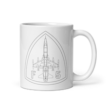 Cargar imagen en el visor de la galería, Taza con emblema del Ejército del Aire, modelo CASA-Northrop F-5B/M "Freedom Fighter"