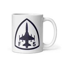 Cargar imagen en el visor de la galería, Taza con emblema del Ejército del Aire, modelo alumno CASA-Northrop F-5B/M "Freedom Fighter"