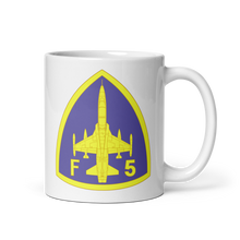 Cargar imagen en el visor de la galería, Taza con emblema del Ejército del Aire, modelo instructor CASA-Northrop F-5B/M "Freedom Fighter"