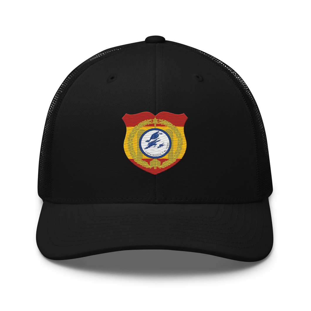 Gorra trucker bordada con emblema 