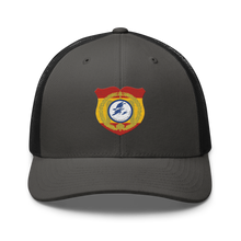 Cargar imagen en el visor de la galería, Gorra trucker bordada con emblema &quot;IV Escuadrilla Azul&quot;
