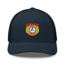 Cargar imagen en el visor de la galería, Gorra trucker bordada con emblema &quot;IV Escuadrilla Azul&quot;
